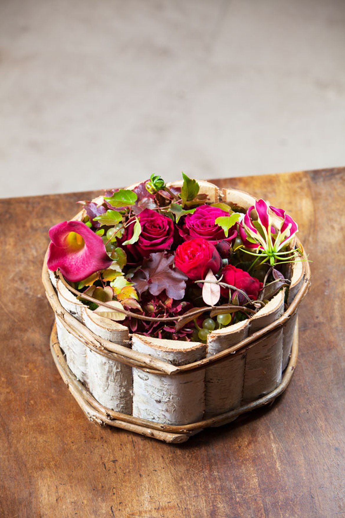 Décoration de table de mariage avec roses et callas