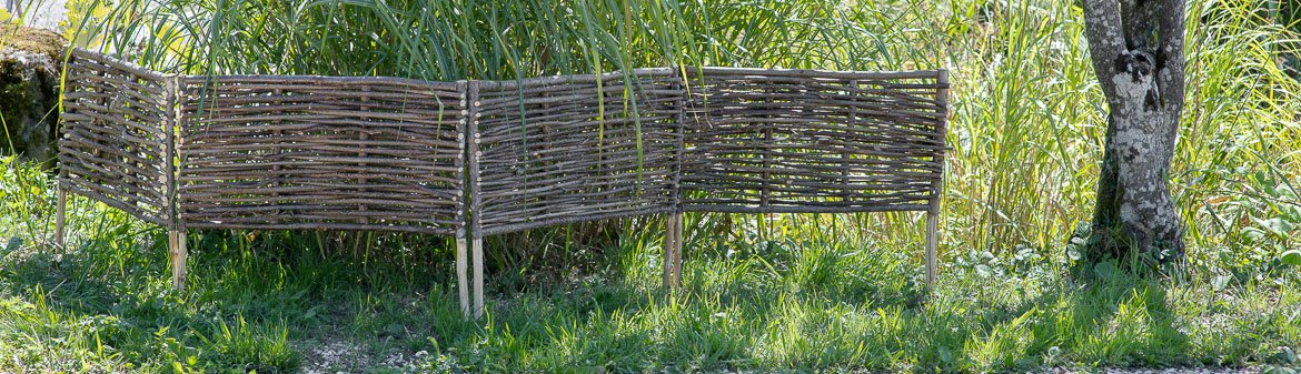 Parois basses en bois pour structurer son jardin - Schilliger