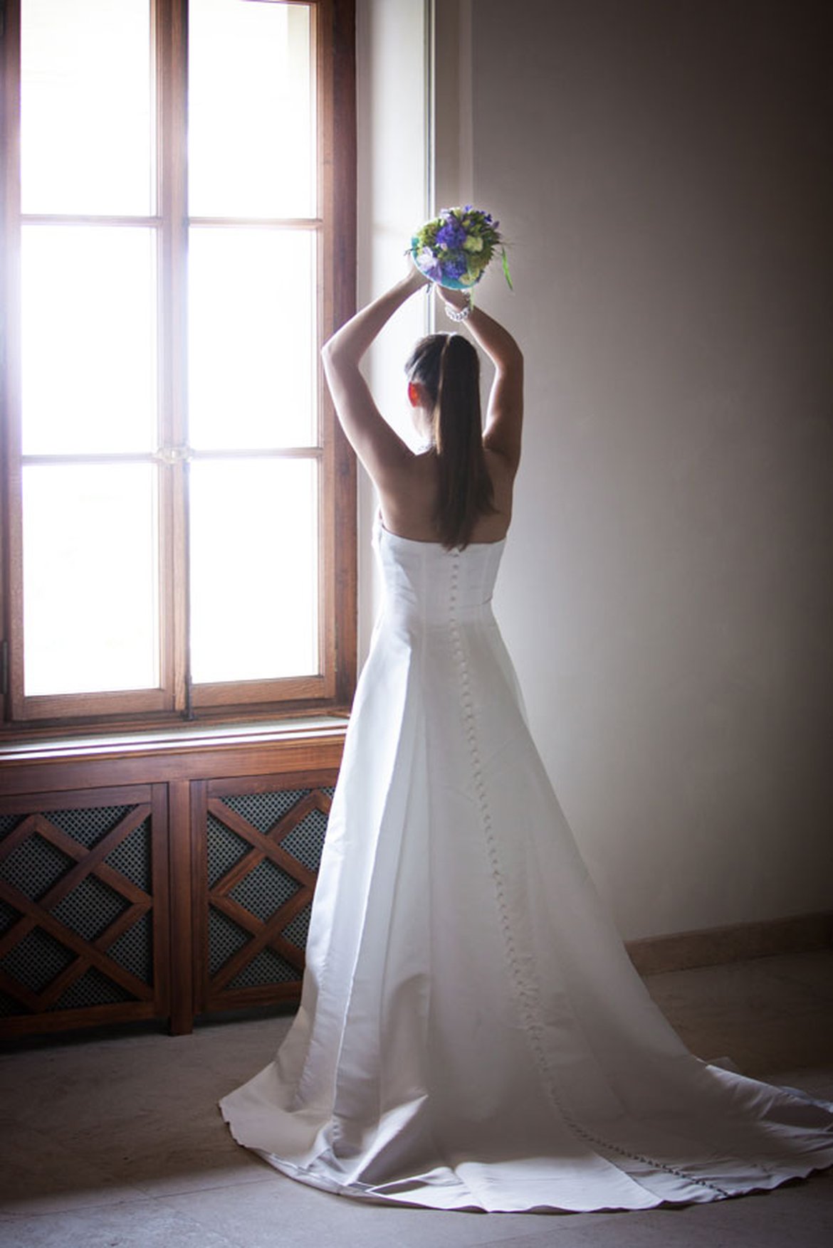 La jeté du bouquet de la mariée