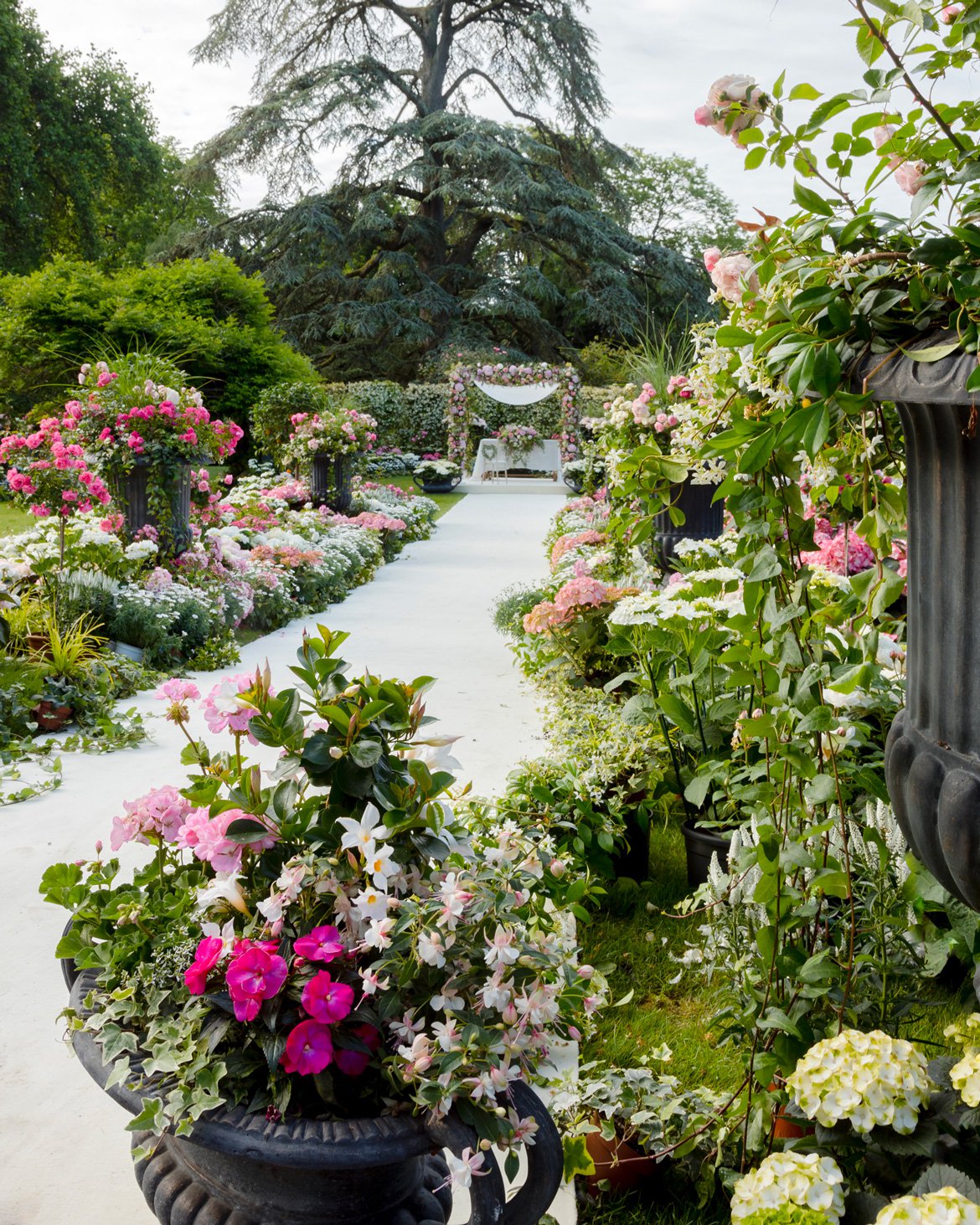 Décoration florale de mariage - Allée fleurie et autel avec des fleurs - Schilliger Fleurs à Gland