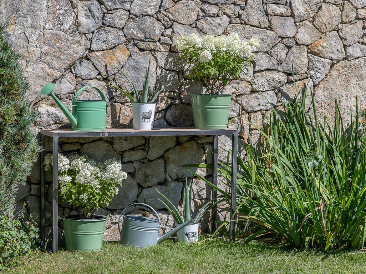 Pot en zinc naturel ou teinté Alizé pour un style industriel au jardin - Schilliger